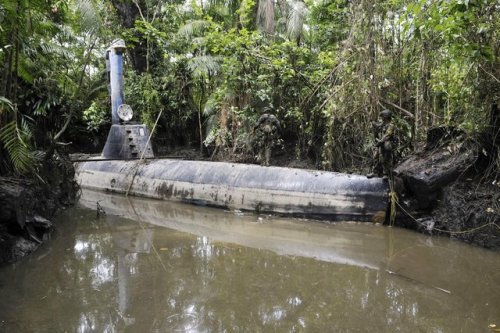 sixpenceee:  Abandoned drug submarine in jungle (Colombie)