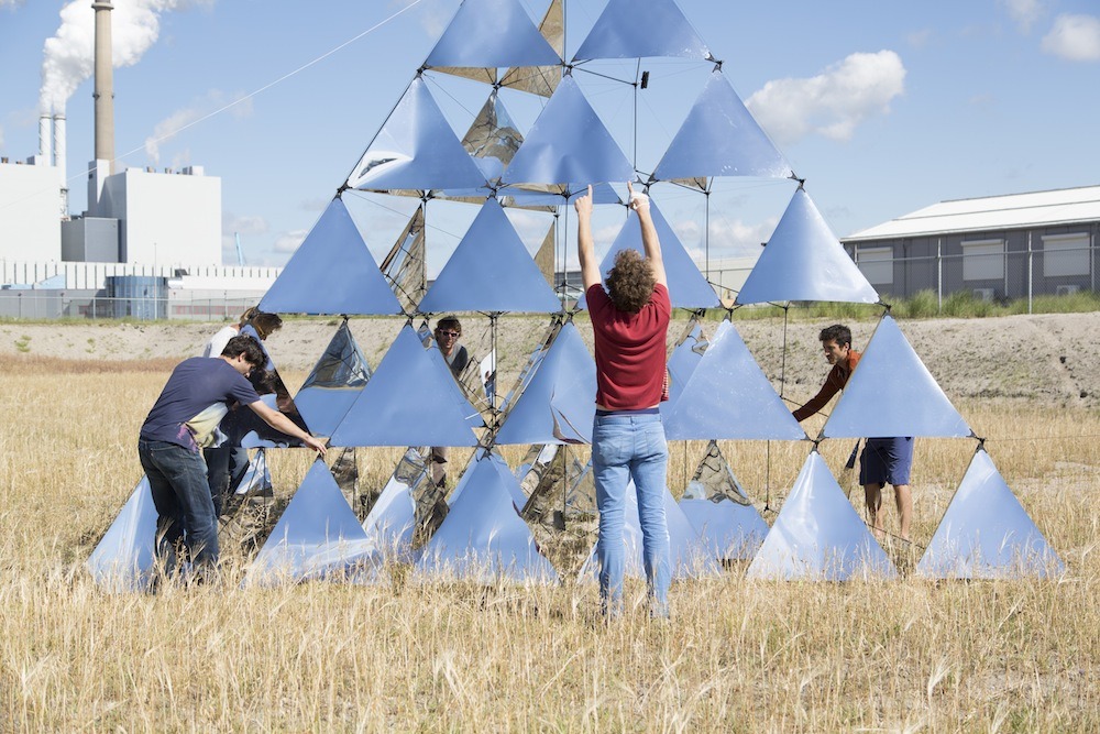 staceythinx:  Solar Bell is a kite by architect Tomás Saraceno inspired by a century-old