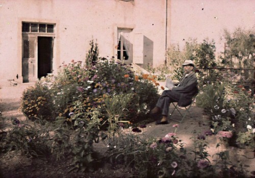 Attr. to Louis and Auguste Lumiere, Artist sketching in a garden (1910)