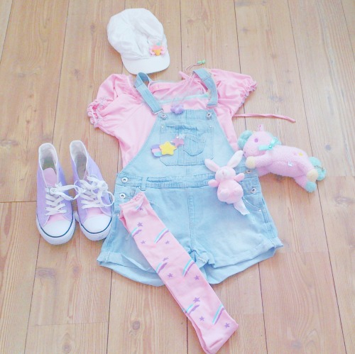 cherry-chii:Outfit for warm spring weather today! Check out the shopping list hereee