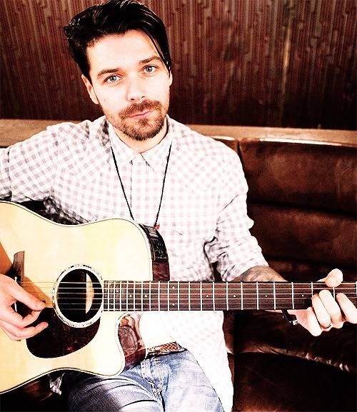 nowthisiswavey:Simon Neil is perfection