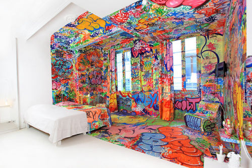 artmesohard:  French Graffiti artist Tilt has transformed a Marseille Hotel Room with incredible artwork.The room was divided in half by a clear line with one side being entirely white and the other being completely covered in graffiti, including the