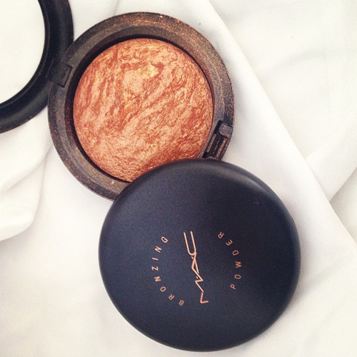 chanelandcoffee:  lipsticks-and-levis:  makeupidol:  beauty // make up blog xo  rosiest