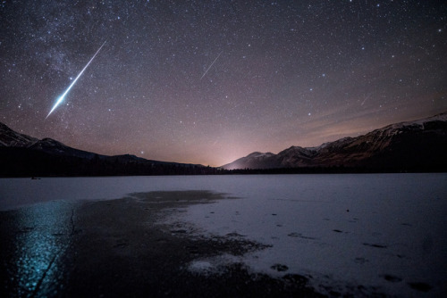 Geminid meteor shower over Edith Lake partially frozen in Alberta, Canada&rsquo;s Jasper National Pa