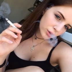 nicotinalley:  Young smoking hottie 