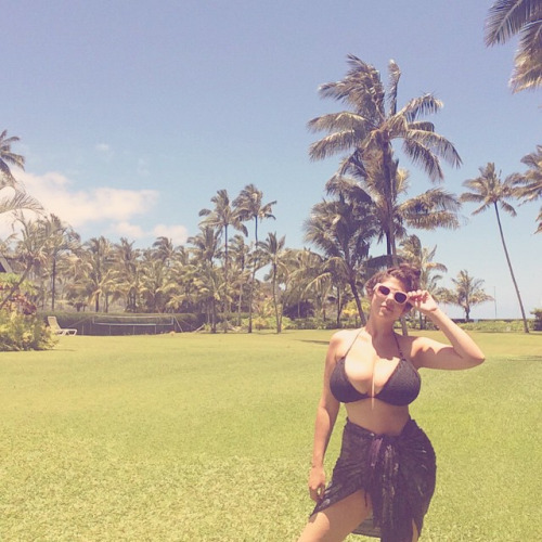 boobfanclubxxx:  dickhedly: Welcome to Hawaii. Please enjoy our pineapples. http://ift.tt/1M16mJk