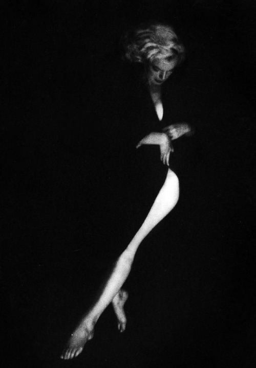 arinewman7:Marilyn Monroe Photo by Milton Greene 1953
