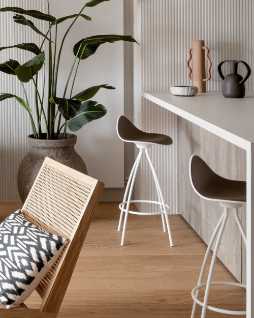  Kitchen counter with the new STUA white Onda frame stools. ONDA: www.stua.com/design/ondaInterior b