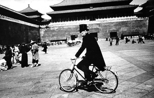 myfavoritepeterotoole: Peter O'Toole on the set of The Last Emperor The Last Emperor (1987) directed