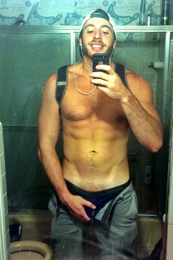 brainjock:  Tall buff FRAT BRO!  This 6'3",