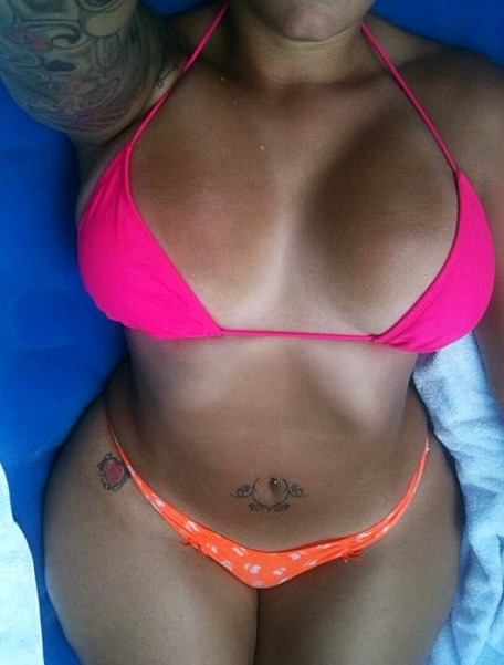 sexualwarriorxxx:  Look at those curves! so fucking sexy!!!