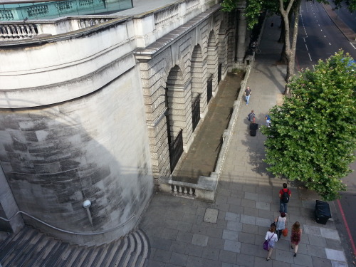 ウォータールー橋から。川のそばでサマーセット・ハウスの入り口。View from Waterloo Bridge down on Somerset House entrance. Victoria E