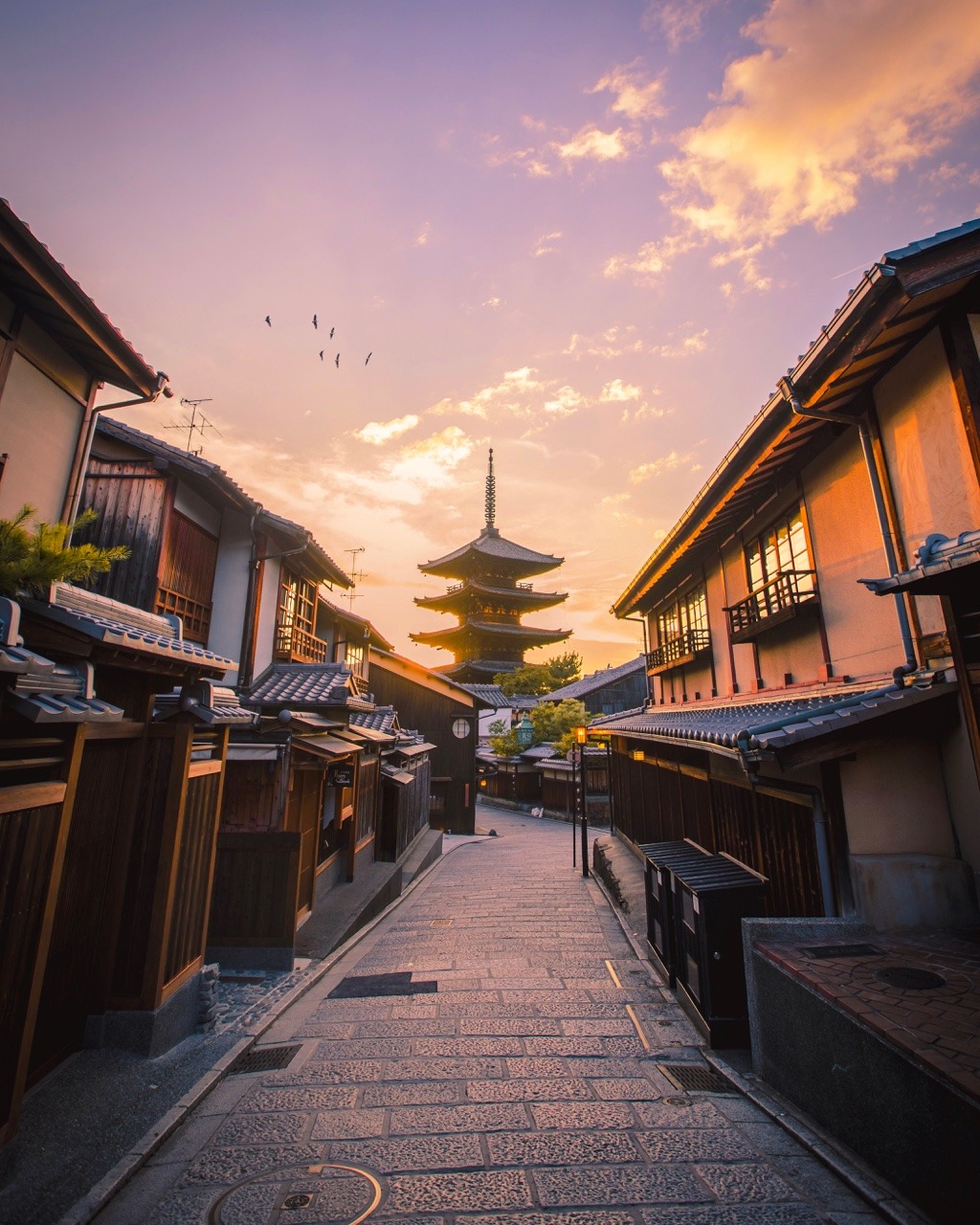 hisa-88: Throwback to the beautiful sunset of Kyoto⏳  In the world famous city