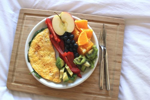 katarinas-kitchen:  March 24th - 2 egg spinach omelette seasoned with cayenne pepper and garlic, red bell pepper and ¼ avocado, ½ pink lady apple, ½ orange, blueberries and a kiwi fruit insta: katarinalari 