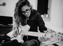 Kristenstewartdailys:  “I Love Playing My Guitar, But It Doesn’t Relax Me. It