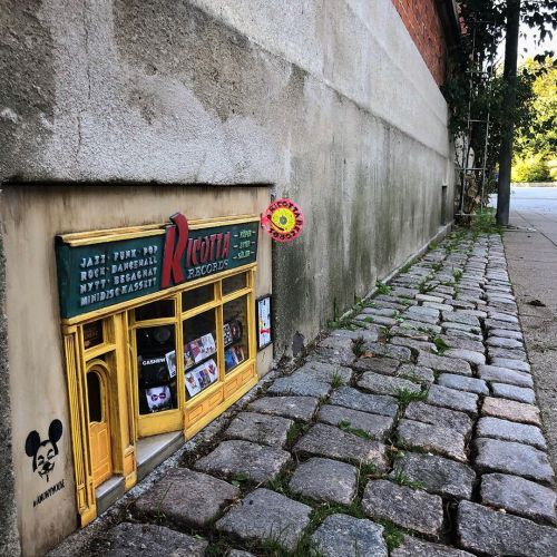 blondebrainpower:  Anonymouse is an anonymous Swedish artists collective, notable for street installations in Sweden. They build mouse-themed miniatures and display them in public.