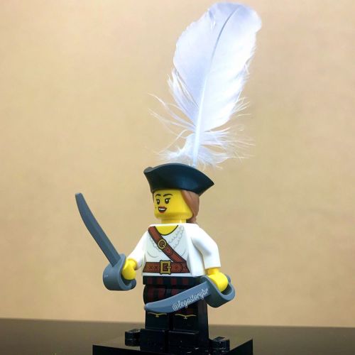 My #LegoPirate got a new, shiny and silver #feather. #legostorybr #lego #legominifigures #afol #lego