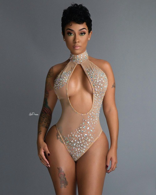 thicksexyasswomen: vpwexoticdymes: Haley | @mzhaleybabii Shot with Alcole Studio Pour Up