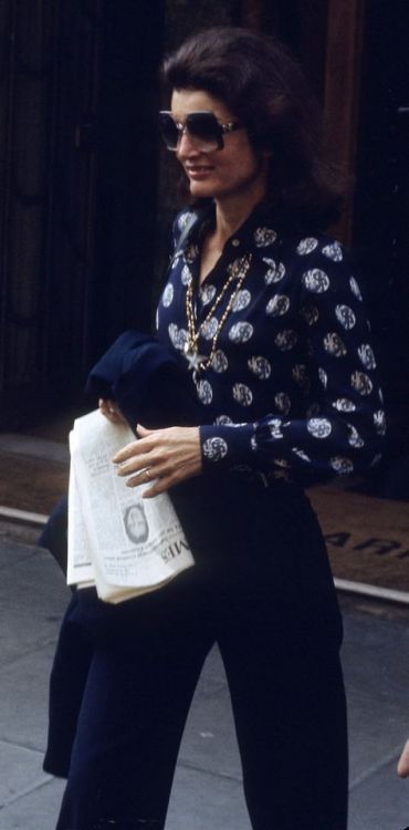 Jacqueline Kennedy Onassis with newspaper to read. London, Fourth of July, 1976. The classic Jacquel