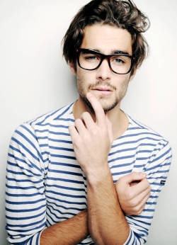 sunshineandfeelingfine:  glasses and stripes