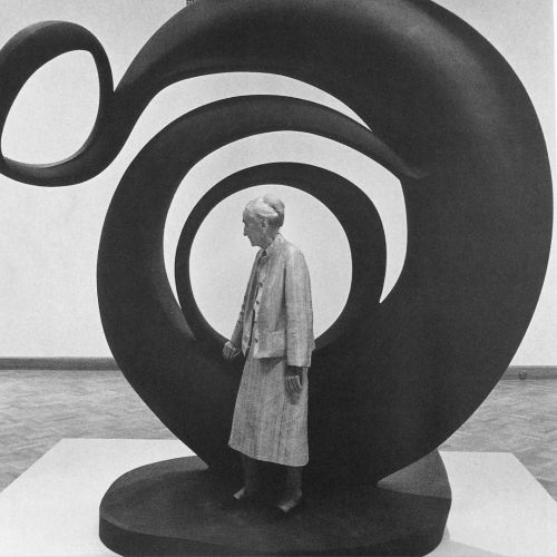 henk-heijmans:Georgia O'Keeffe and her sculpture, San Francisco Museum of Modern Art, ca. 1982 - by Georgia O'Keeffe (1887 - 1986), American