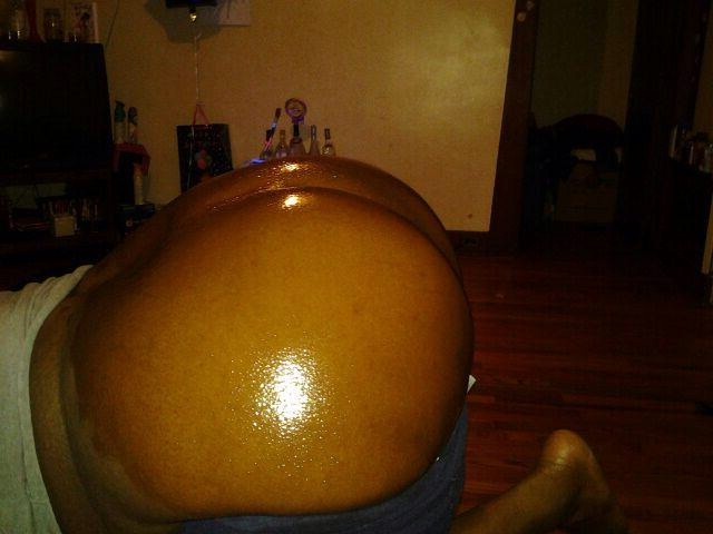 agymah7:  slimsxxxandexplicitblog:  That ass is nice and shiny  Ass Wednesday