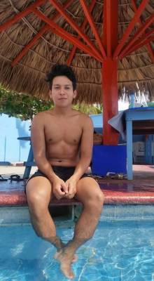 acapulcogayquemados:  http://acapulcogayquemados.tumblr.com   “Ev. Juaréz”   Es un chavo gay ínter del puerto de Acapulco, tiene un culo sabroso y un pitote chocolatoso, se acuesta con quien se le atraviesa.  No roben fotos mejor rebloguea para