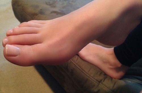 footyummy24: Girlfriend’s twin sister, Hannah. She let me take candids of her feet!