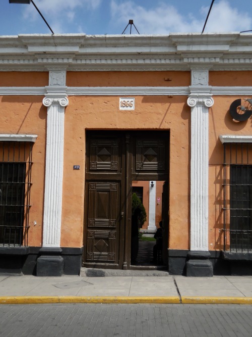 Las Puertas de Arequipa XXIII - Puerta y ventana de un casa de 1866, hoy Thomas Jefferson Instituto 