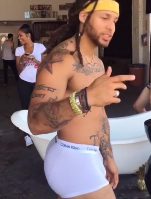theslayprint:  freshesthe:  Sit on my face 😋   I can’t breathe…