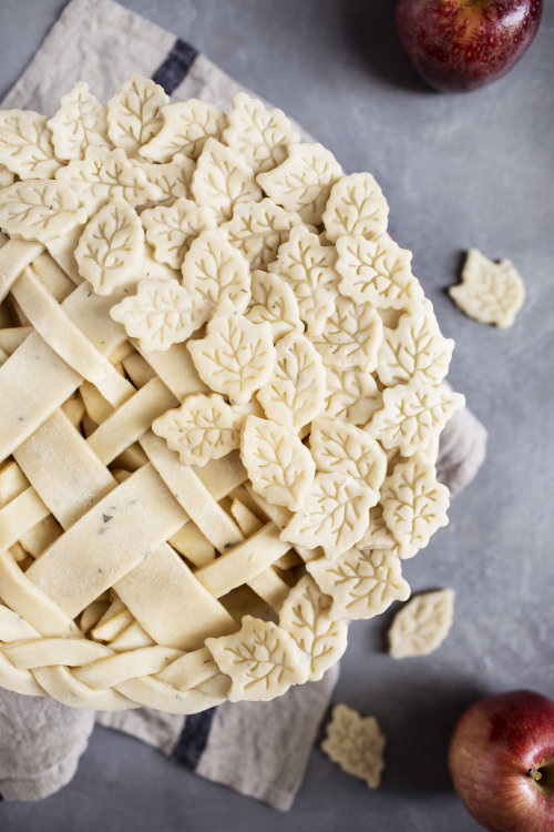 sweetoothgirl: apple + sage pie