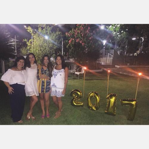 Tem Day sem flor; Tem Marise correndo atrás do gato; Tem a tia; E tem Gaby pregando um prego; #PrimeiraGreaDe2017 #Parceirinhas #reveillon  (em Praia De Pirangi)