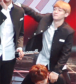 yeollovemebaek:  chen riding on chanyeol 