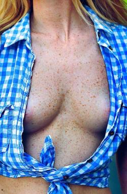 yesgingerfriend:  angelsandfreckles221: freckles-beauty: Spotted Bosom … http://bit.ly/1NPuFKl I am in awe…… so fabulous xxxxx  Tolle Sommersprossen