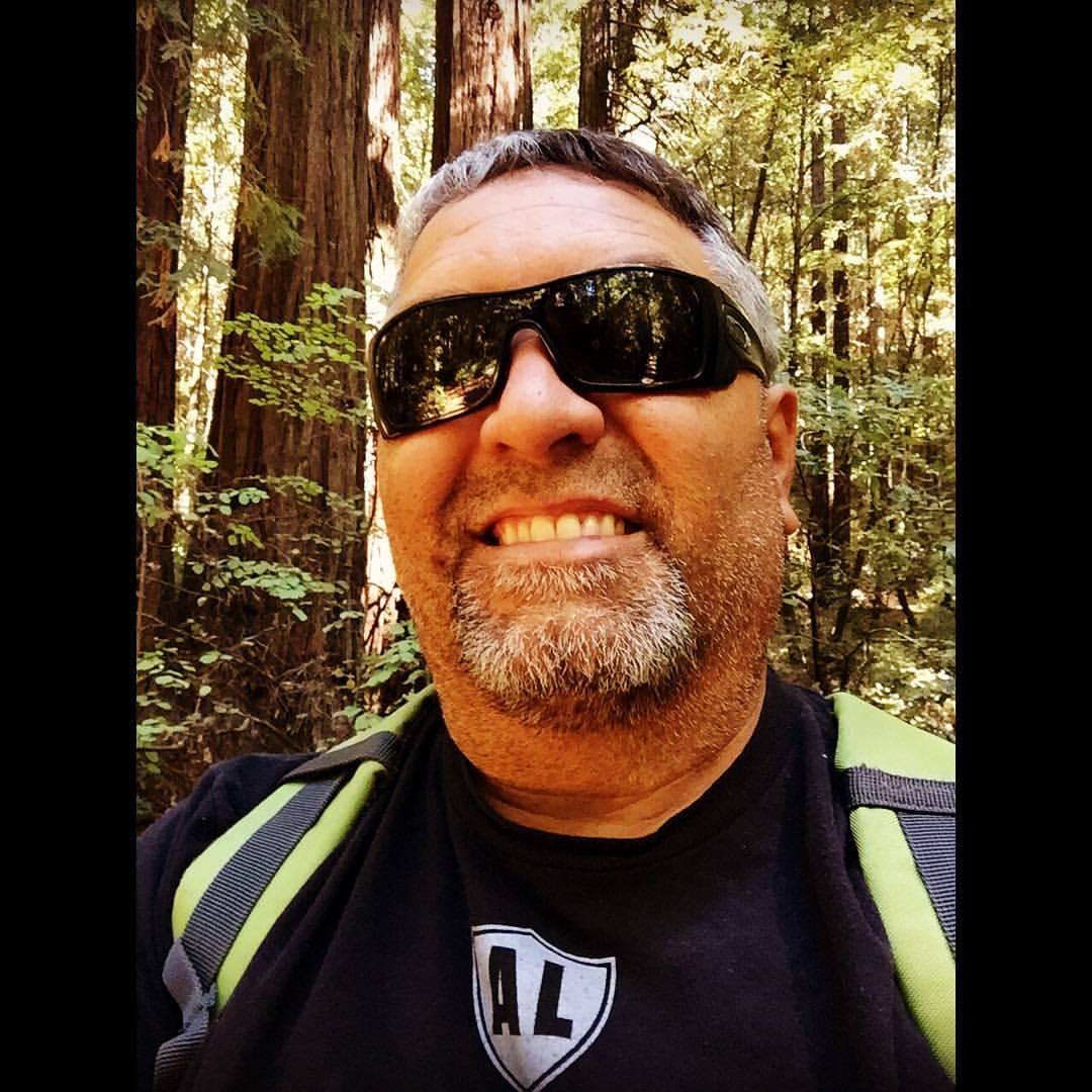 #hiking #mendocinocounty #redwoods #leaderofthepack  (at Chandelier Tree drive thru