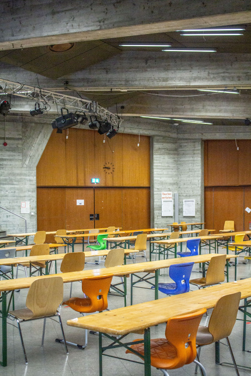 Heritage protected since 2018: Multipurpose hall with polygonal floor plan and fantastic exposed con