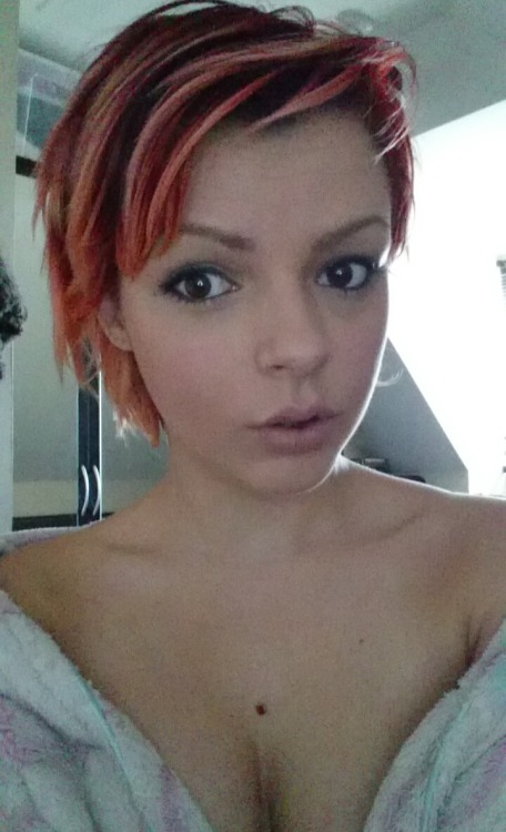 isabellastandalittlebittaller:  Getting ready for work the other morning 😊