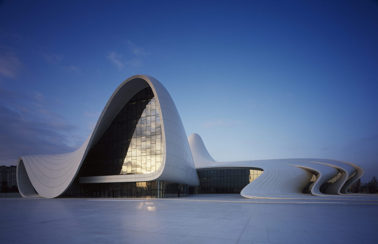 Zohey Hadid »  Eigenlijk maakt het niet zoveel uit wát ze neerzetten, want zodra Zaha Hadid zich mag uitleven: mooie dingen. Dit is het Heydar Aliyev Centre dat binnenkort in Baku, Azerbeidzjan, staat te shinen.
Het is een cultureel centrum waar een...