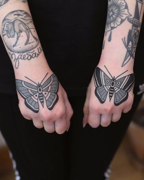 Hands up Done while back One shot #patrykhilton #handtattoo #handsup #butterflytattoo #panterabydgo