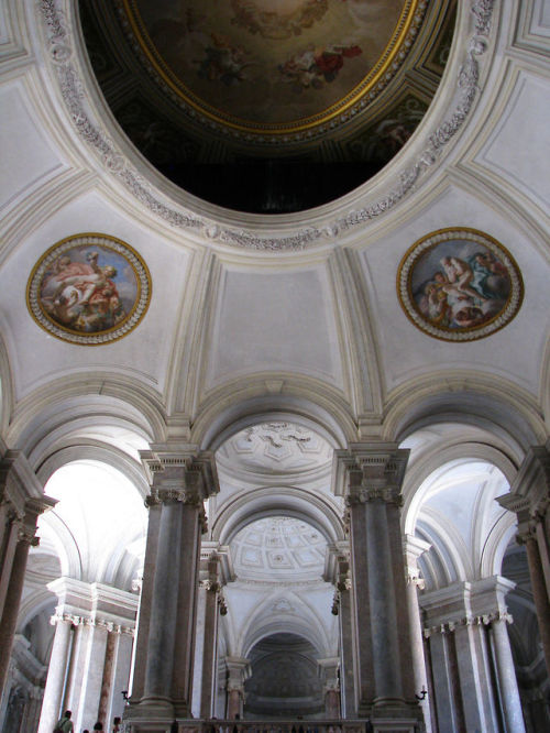 un-monde-de-papier:Vues du monumental escalier d’honneur du palais de Caserte, en Italie.Photo 1: cc