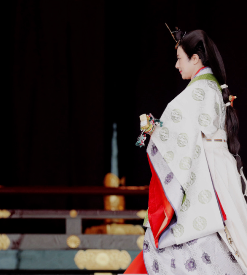 fannyfeifalik:  Empress Masako leaves after a ceremony  to proclaim Emperor Naruhito’s enthronement to the world, called  Sokuirei-Seiden-no-gi, at the Imperial Palace  on October 22, 2019 in  Tokyo, Japan.     (Oct. 21, 2019 - Source: ISSEI KATO/Getty