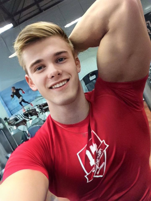 rippedmusclejock:  Little bro is growing fast