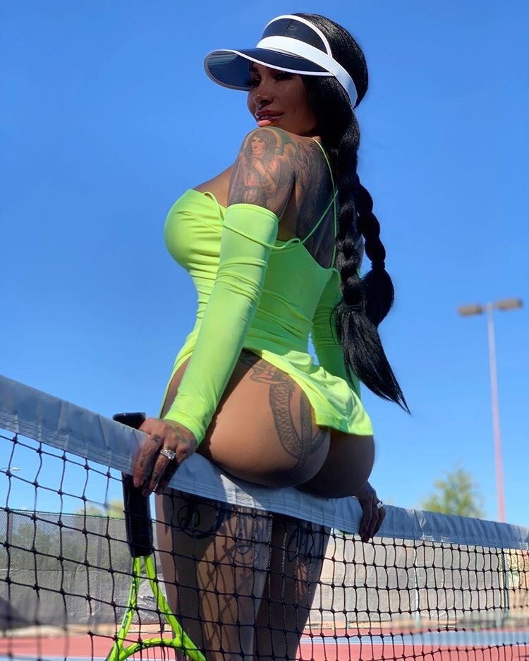 kimuratetsuya:  brittanya razavi  Too damn fine 💯 🌹🌹 🌹🌹 🌹🌹 🌹🌹