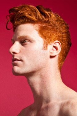 tchoor:  sweetncutes:  God I love that hair color &gt;_&gt;  REDS    Follow me please:  www.tchoor.tumblr.com
