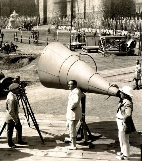 thisobscuredesireforbeauty: Behind the scenes of Robin Hood (Dir. Allan Dwan, 1922). In the centre: 