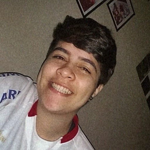 sorrisinho bobo pro celular por causa de uma mensagem