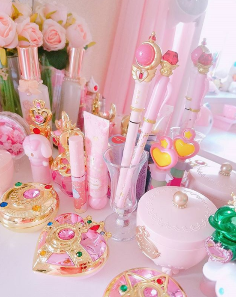 breadholic:  You can never have enough cute makeup ✨