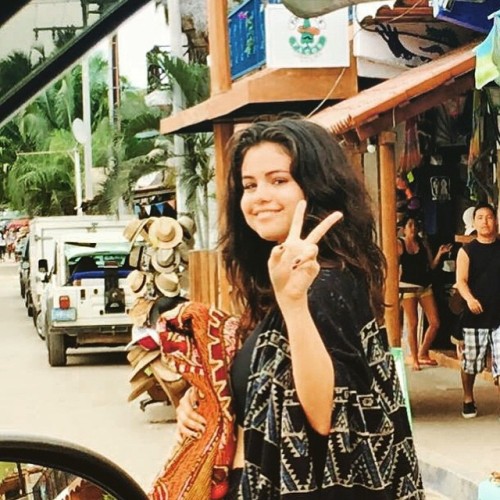 selgomez-news:  April 17: Fan taken photo of Selena in Sayulita, Nayarit, Mexico 
