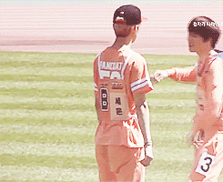 yixning:  when a wild suho appears and starts dancing to growl 