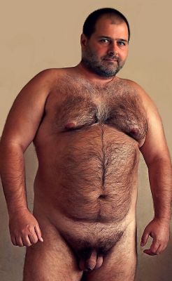 bird88:  chubbyaddiction:  bearmundo:  Cute bear  Ursum, such a hot guy…  Grrrr 